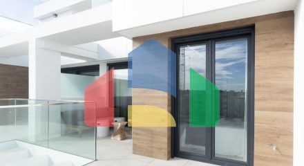 СРЕДИЗЕМНОМОРСКОЕ ЖИЛЬЕ В НЕСКОЛЬКИХ МЕТРАХ ОТ МОРЯ