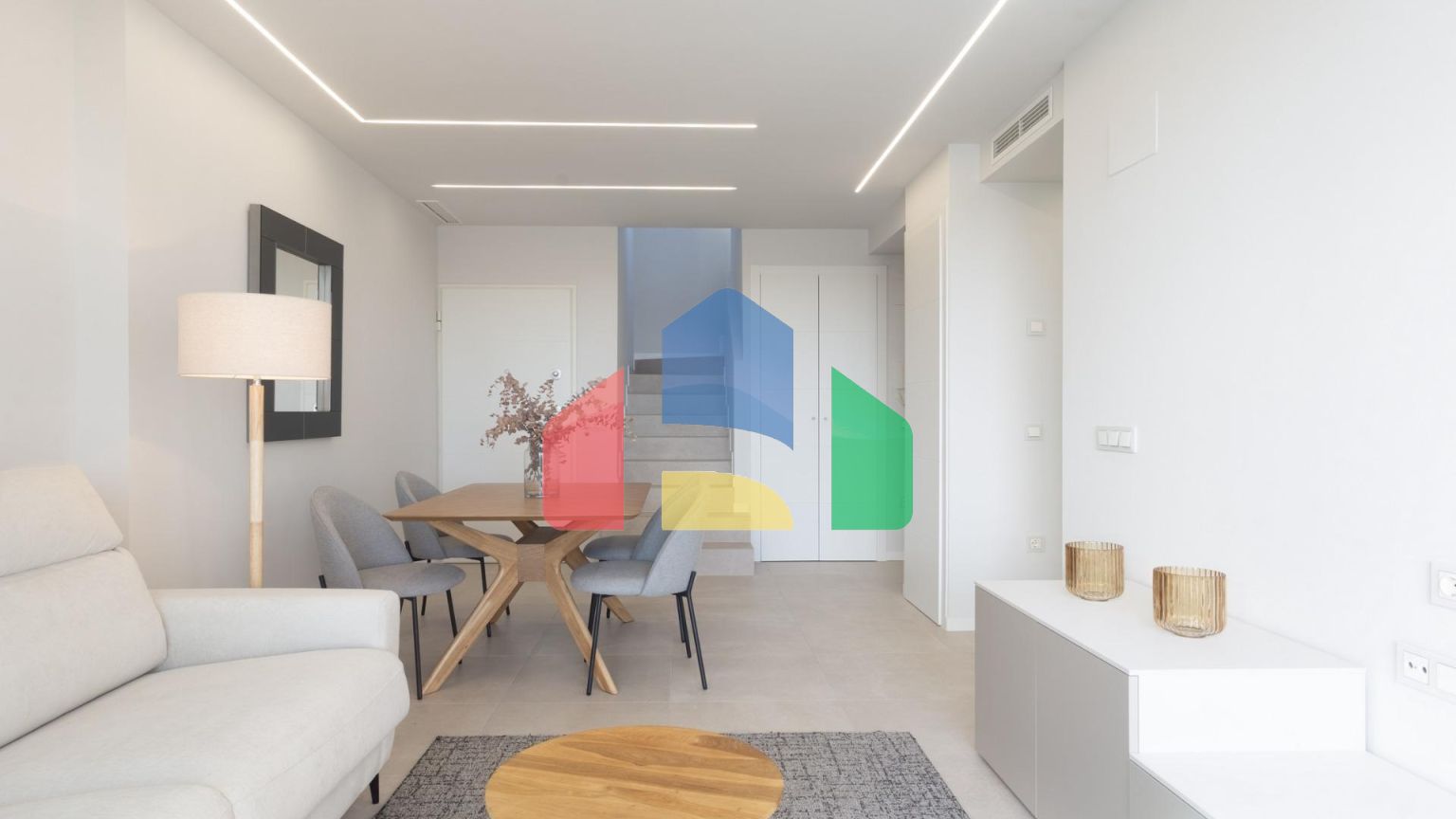 СРЕДИЗЕМНОМОРСКОЕ ЖИЛЬЕ В НЕСКОЛЬКИХ МЕТРАХ ОТ МОРЯ