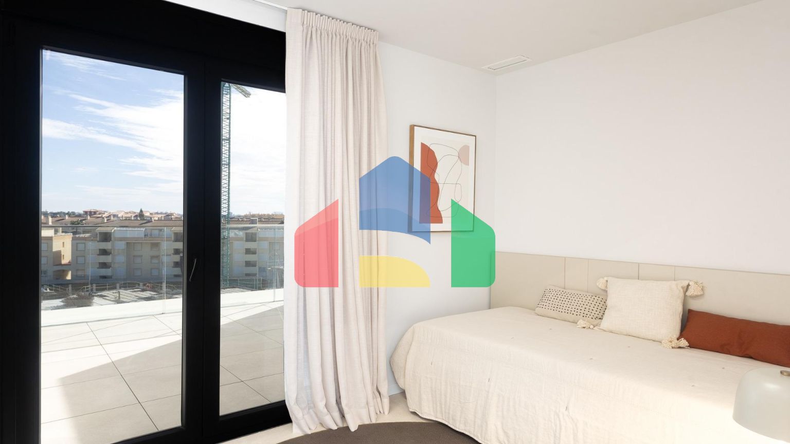 СРЕДИЗЕМНОМОРСКОЕ ЖИЛЬЕ В НЕСКОЛЬКИХ МЕТРАХ ОТ МОРЯ