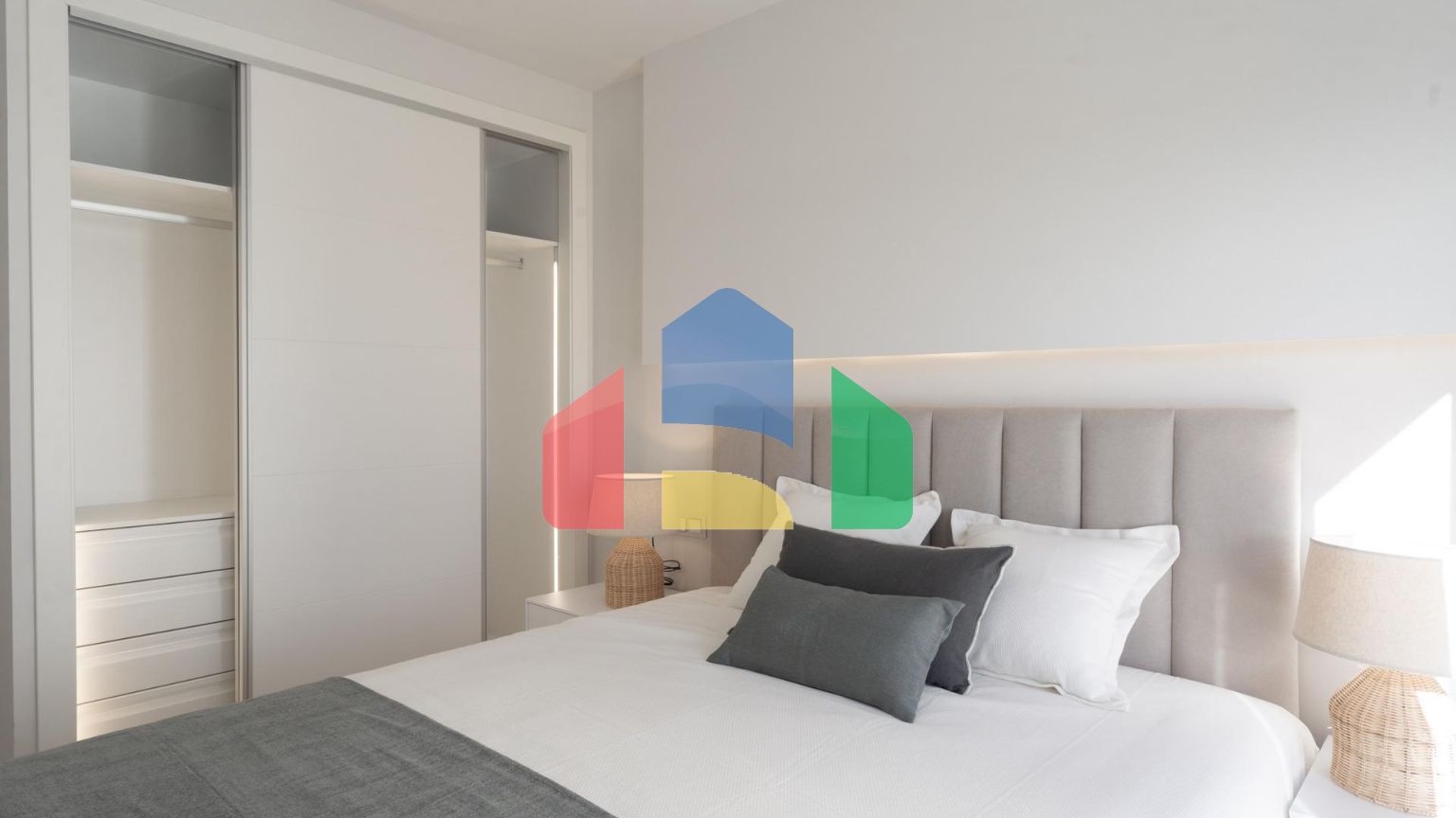 СРЕДИЗЕМНОМОРСКОЕ ЖИЛЬЕ В НЕСКОЛЬКИХ МЕТРАХ ОТ МОРЯ