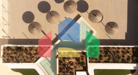 СРЕДИЗЕМНОМОРСКОЕ ЖИЛЬЕ В НЕСКОЛЬКИХ МЕТРАХ ОТ МОРЯ