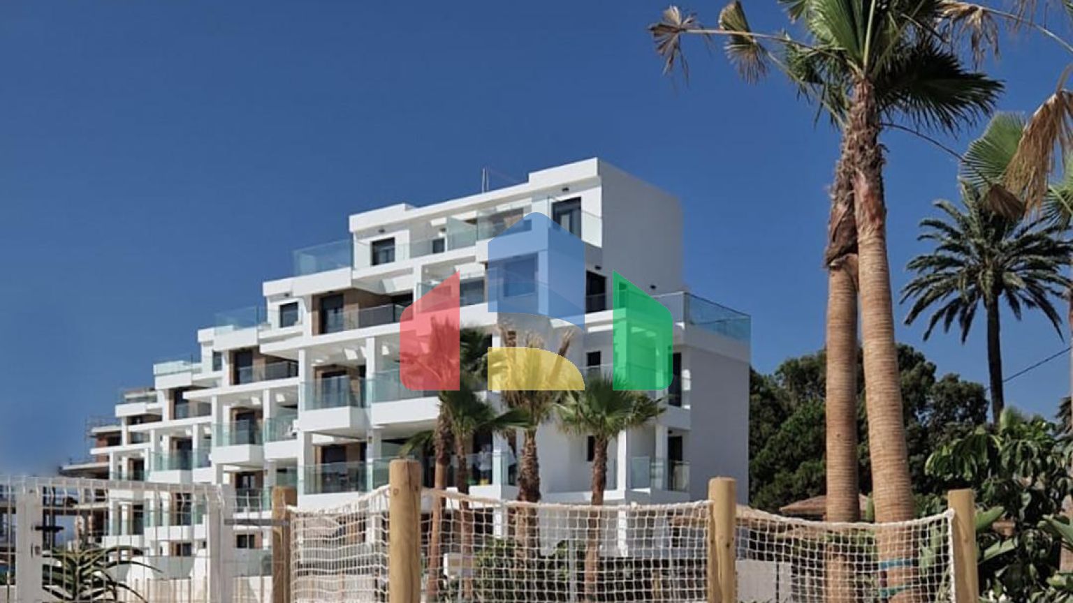 СРЕДИЗЕМНОМОРСКОЕ ЖИЛЬЕ В НЕСКОЛЬКИХ МЕТРАХ ОТ МОРЯ