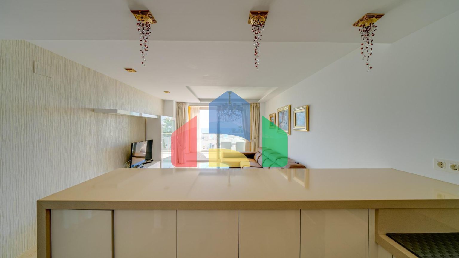 Великолепная двухкомнатная квартира с видом на море