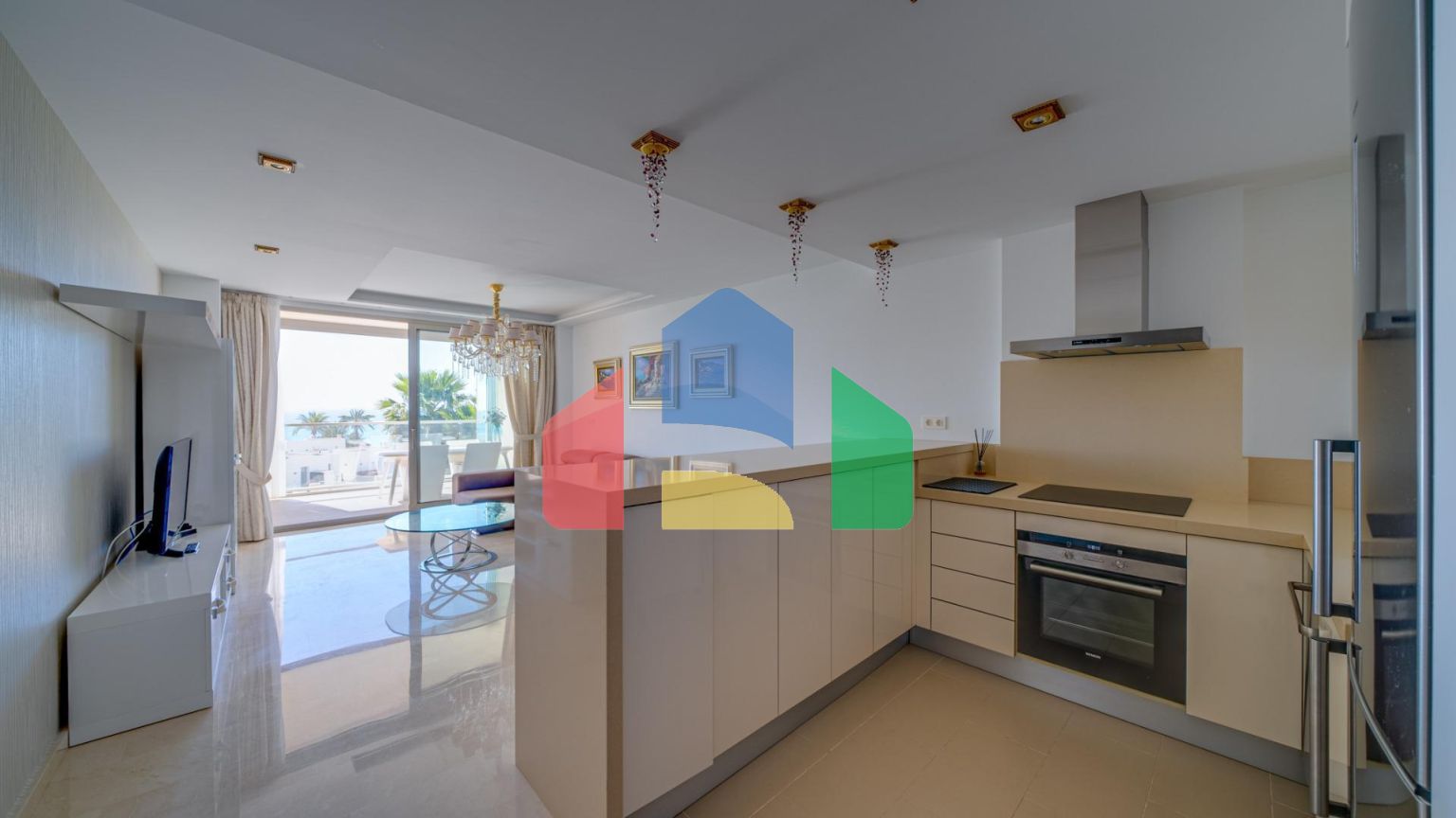 Великолепная двухкомнатная квартира с видом на море