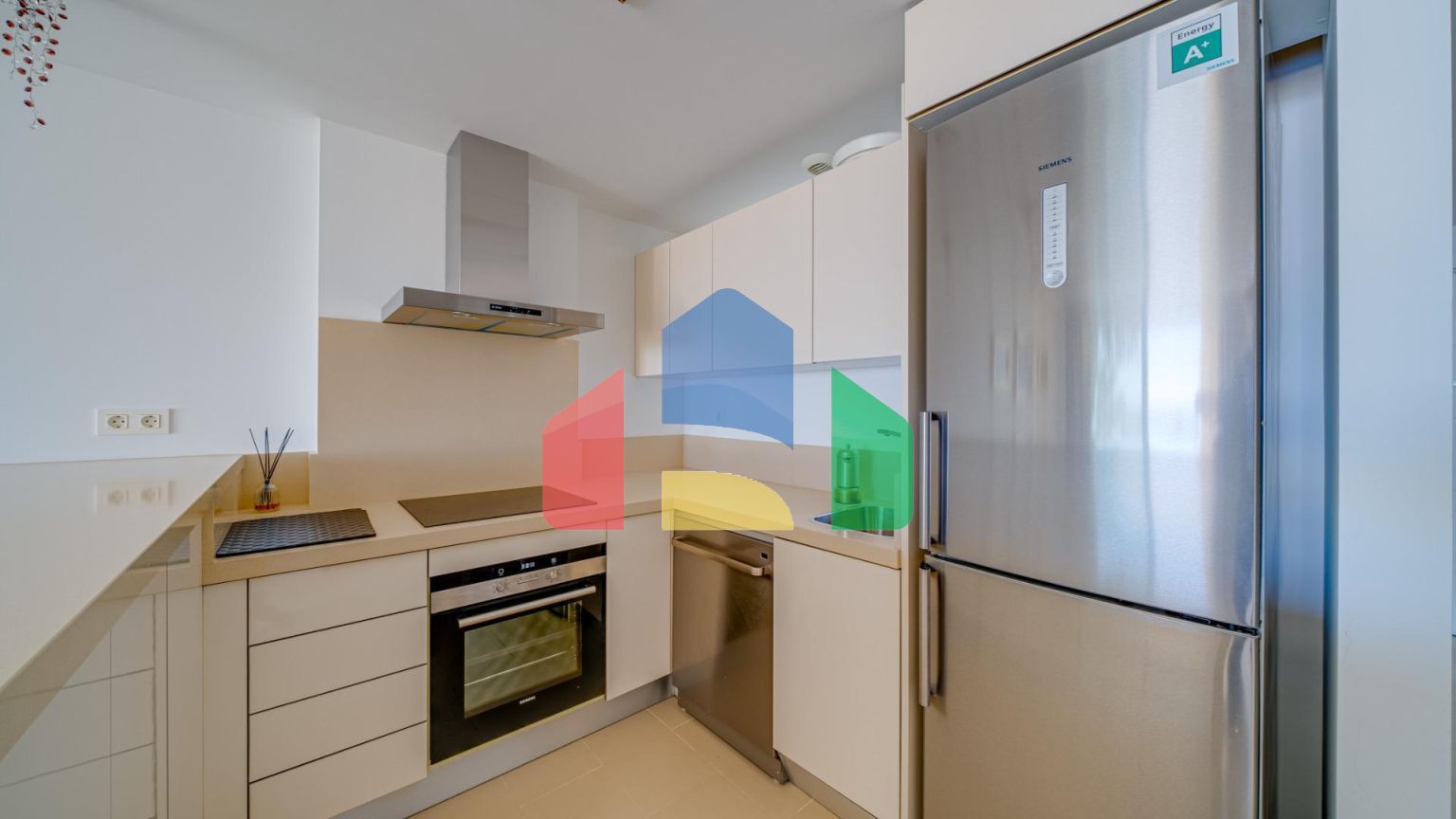 Великолепная двухкомнатная квартира с видом на море