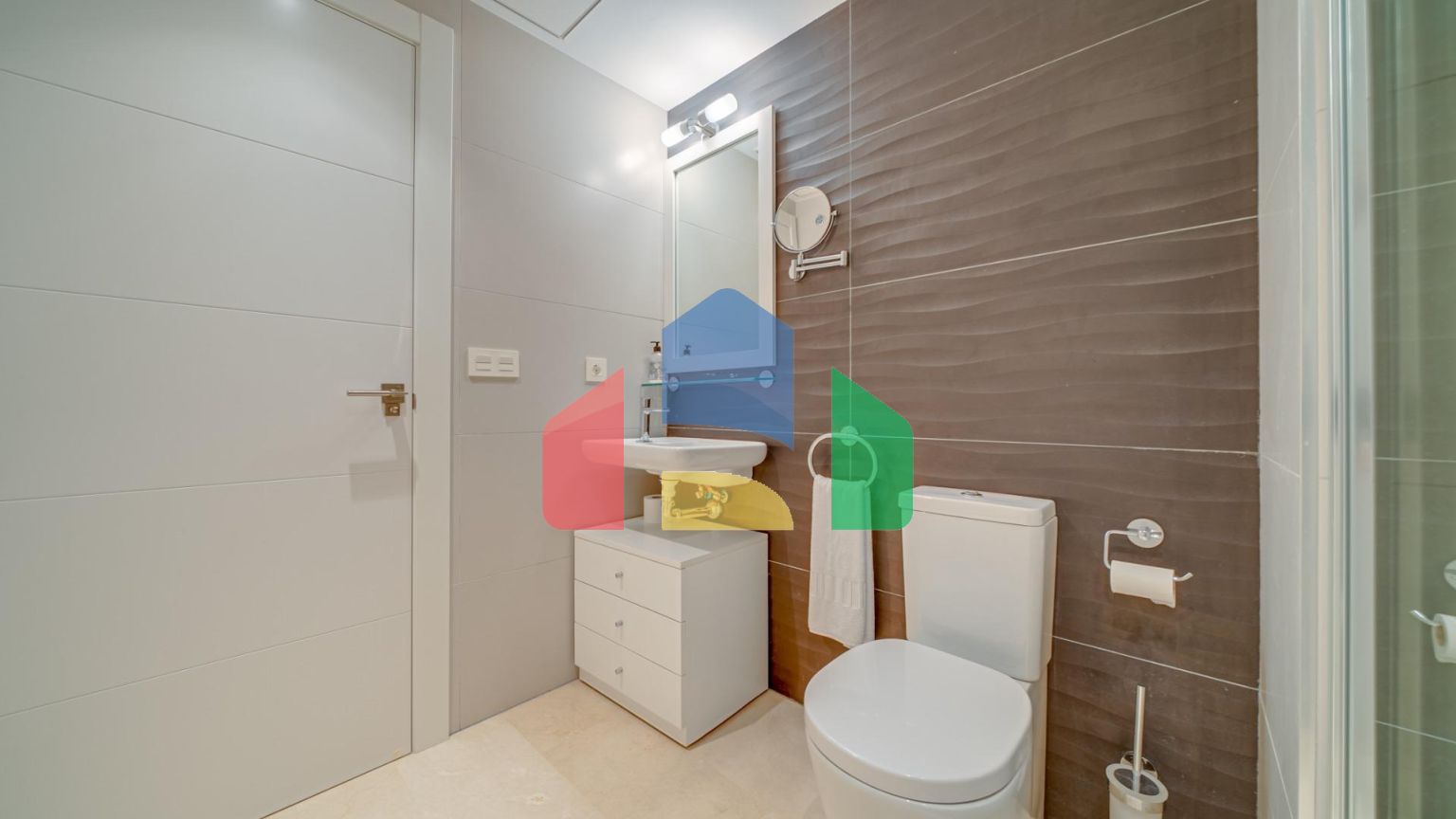 Великолепная двухкомнатная квартира с видом на море