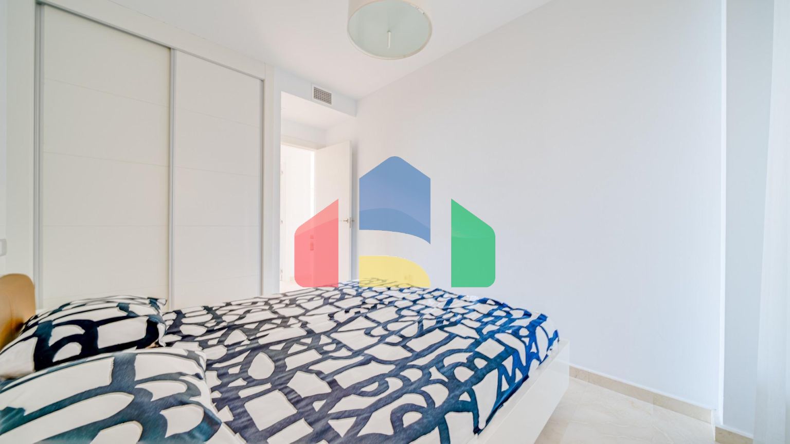 Великолепная двухкомнатная квартира с видом на море