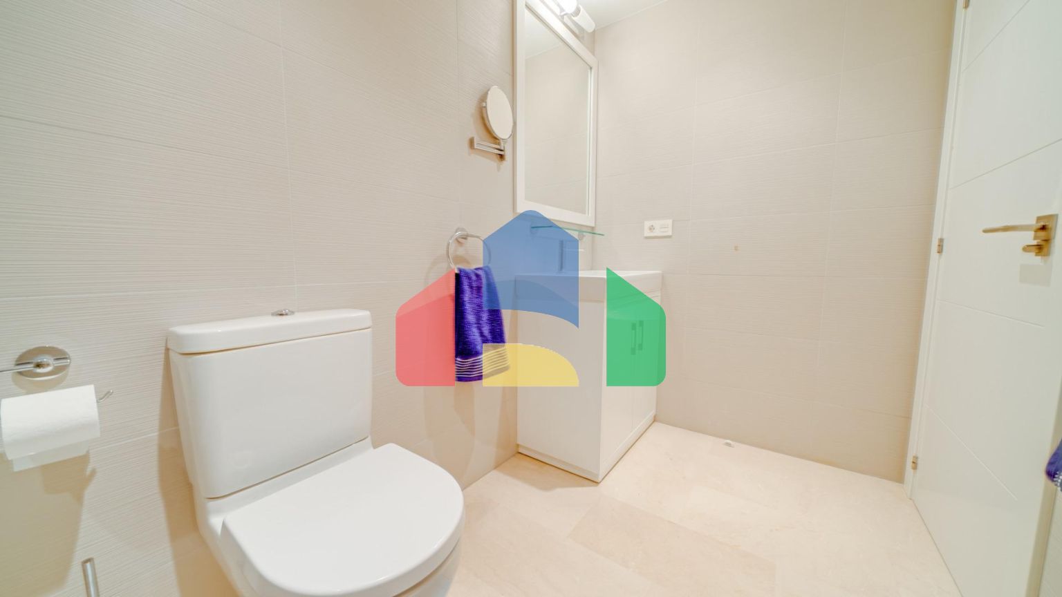 Великолепная двухкомнатная квартира с видом на море