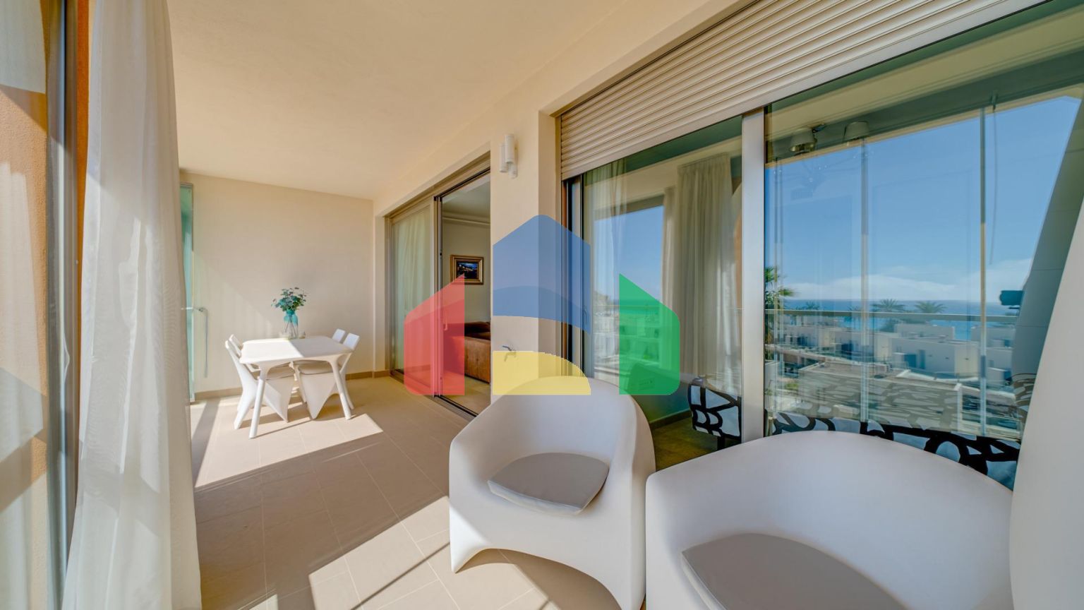 Великолепная двухкомнатная квартира с видом на море