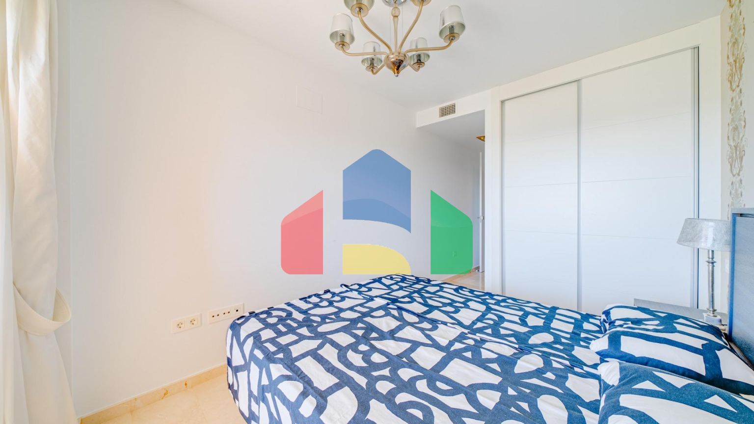 Великолепная двухкомнатная квартира с видом на море