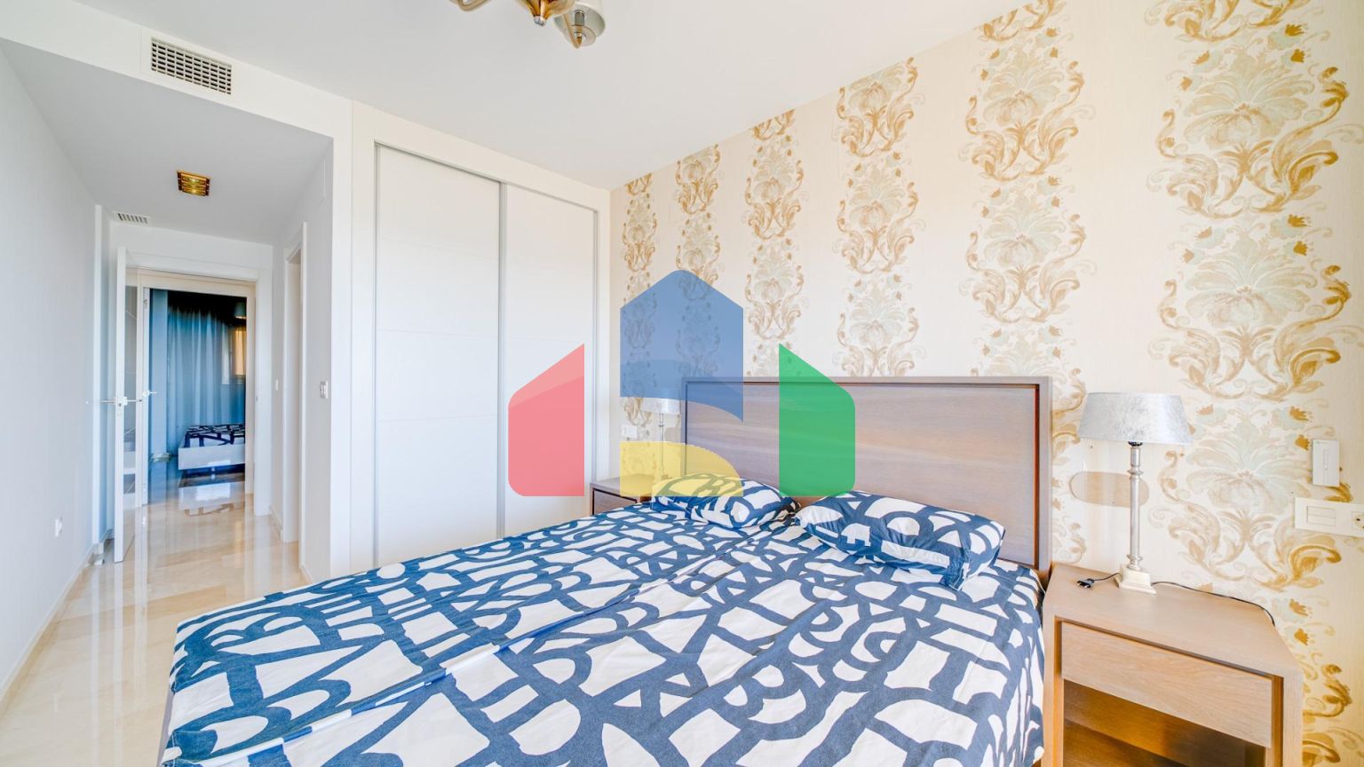 Великолепная двухкомнатная квартира с видом на море