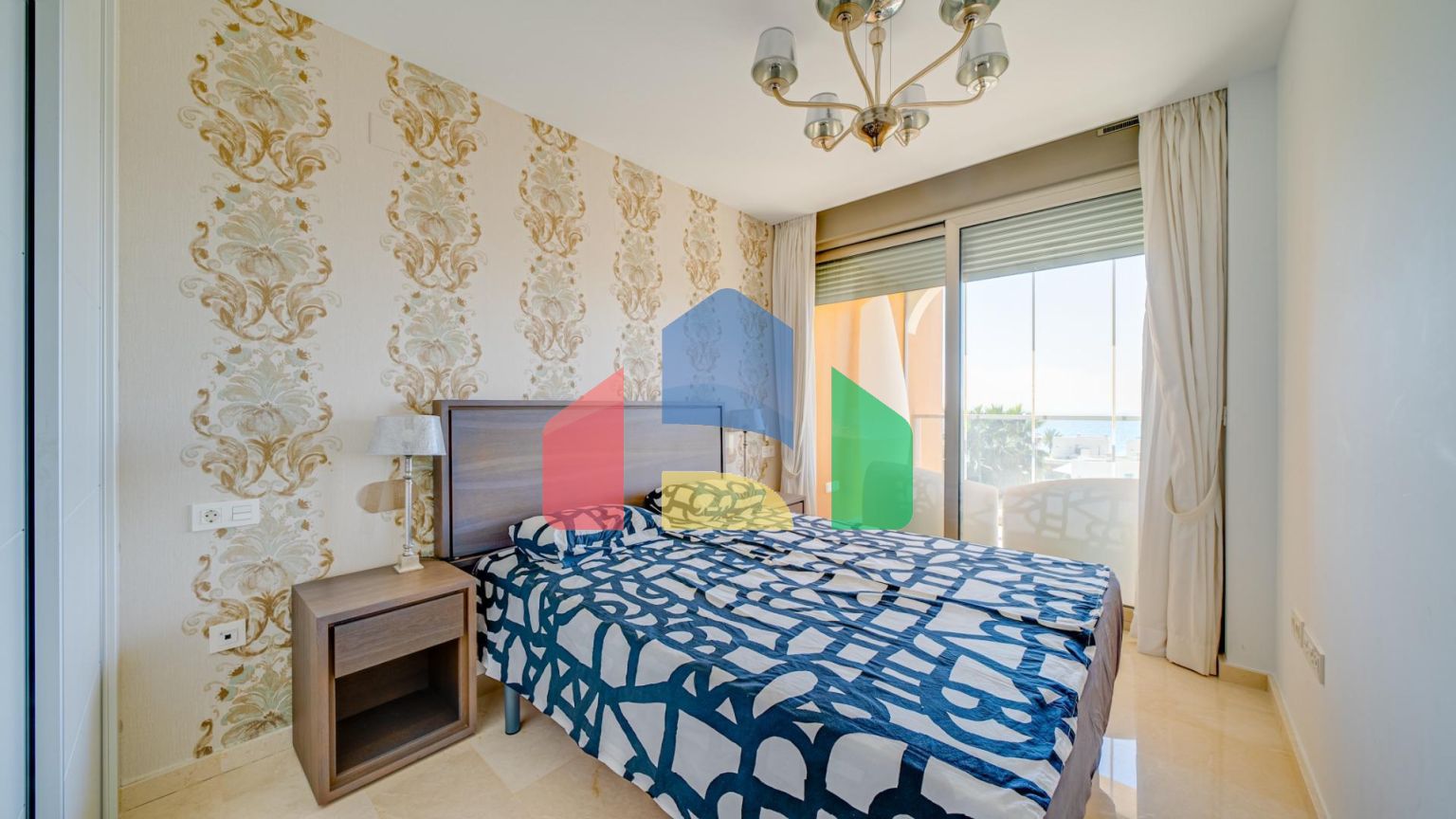 Великолепная двухкомнатная квартира с видом на море