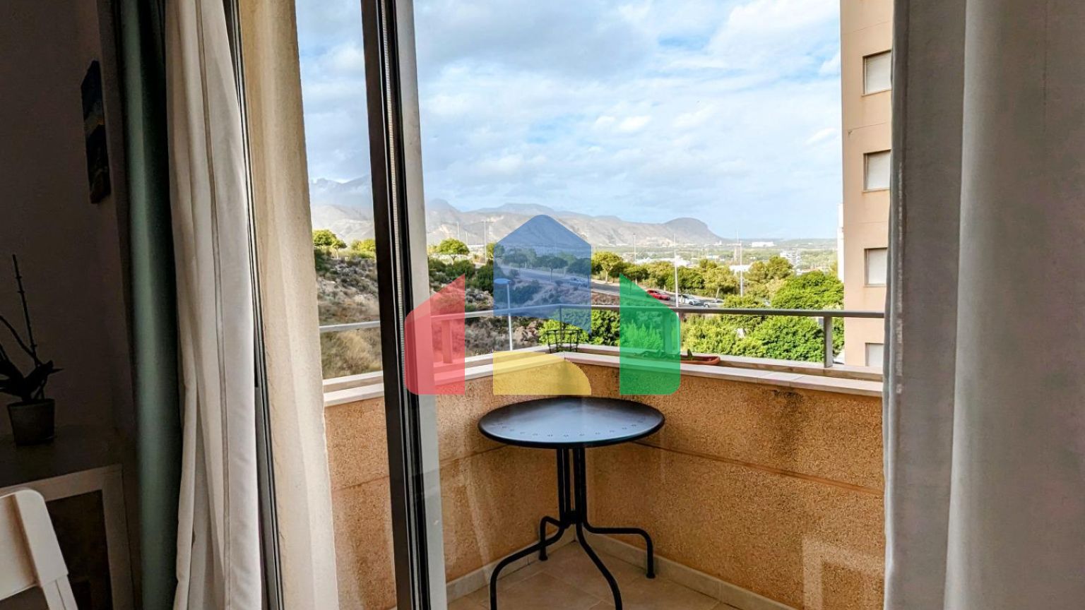 Светлая квартира с видом на горы в  Кала-де-Финестрат + туристическая лицензия!