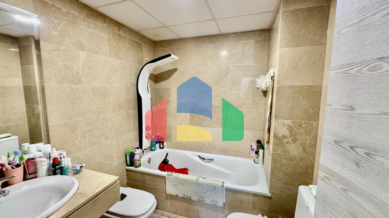 Продаётся светлая и уютная квартира в престижном районе Ла Кала, всего в 100 метрах от моря