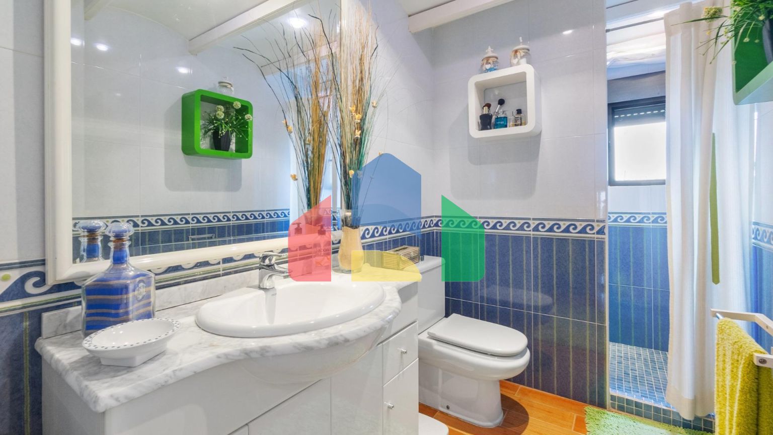 ТРЕХЭТАЖНЫЙ ДОМ В ГУАРДАМАР. 4 СПАЛЬНИ. 3 ВАННЫЕ КОМНАТЫ. ЦОКОЛЬНЫЙ ЭТАЖ. БАССЕЙН. ПЛЯЖ В 250 МЕТРАХ