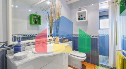 ТРЕХЭТАЖНЫЙ ДОМ В ГУАРДАМАР. 4 СПАЛЬНИ. 3 ВАННЫЕ КОМНАТЫ. ЦОКОЛЬНЫЙ ЭТАЖ. БАССЕЙН. ПЛЯЖ В 250 МЕТРАХ