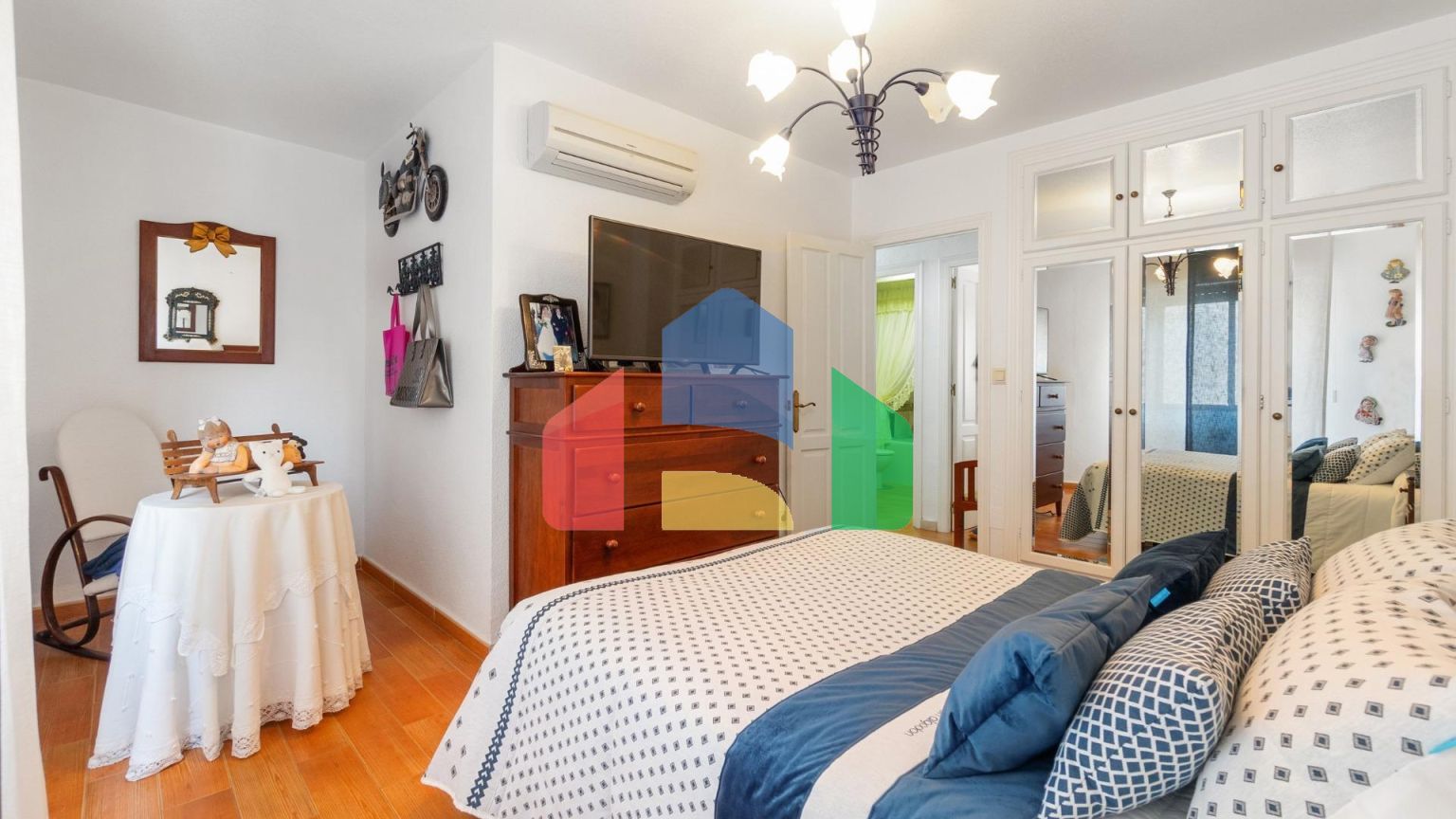 ТРЕХЭТАЖНЫЙ ДОМ В ГУАРДАМАР. 4 СПАЛЬНИ. 3 ВАННЫЕ КОМНАТЫ. ЦОКОЛЬНЫЙ ЭТАЖ. БАССЕЙН. ПЛЯЖ В 250 МЕТРАХ