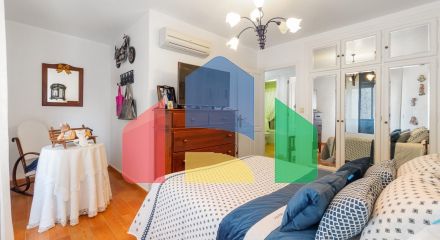 ТРЕХЭТАЖНЫЙ ДОМ В ГУАРДАМАР. 4 СПАЛЬНИ. 3 ВАННЫЕ КОМНАТЫ. ЦОКОЛЬНЫЙ ЭТАЖ. БАССЕЙН. ПЛЯЖ В 250 МЕТРАХ