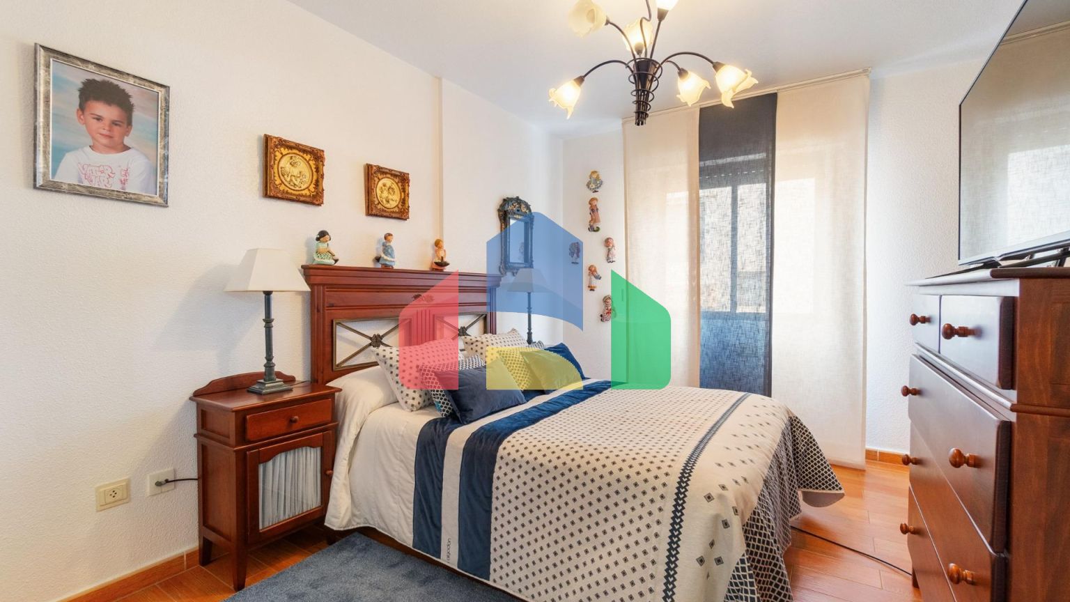 ТРЕХЭТАЖНЫЙ ДОМ В ГУАРДАМАР. 4 СПАЛЬНИ. 3 ВАННЫЕ КОМНАТЫ. ЦОКОЛЬНЫЙ ЭТАЖ. БАССЕЙН. ПЛЯЖ В 250 МЕТРАХ