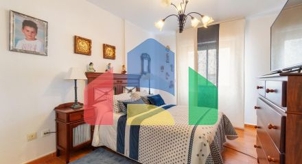 ТРЕХЭТАЖНЫЙ ДОМ В ГУАРДАМАР. 4 СПАЛЬНИ. 3 ВАННЫЕ КОМНАТЫ. ЦОКОЛЬНЫЙ ЭТАЖ. БАССЕЙН. ПЛЯЖ В 250 МЕТРАХ