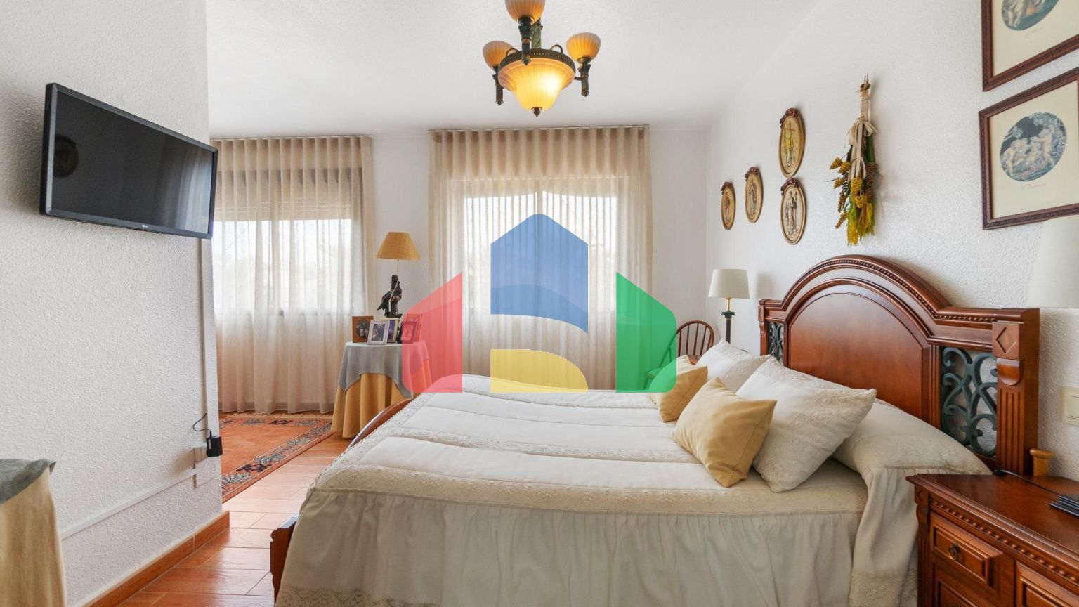 ТРЕХЭТАЖНЫЙ ДОМ В ГУАРДАМАР. 4 СПАЛЬНИ. 3 ВАННЫЕ КОМНАТЫ. ЦОКОЛЬНЫЙ ЭТАЖ. БАССЕЙН. ПЛЯЖ В 250 МЕТРАХ