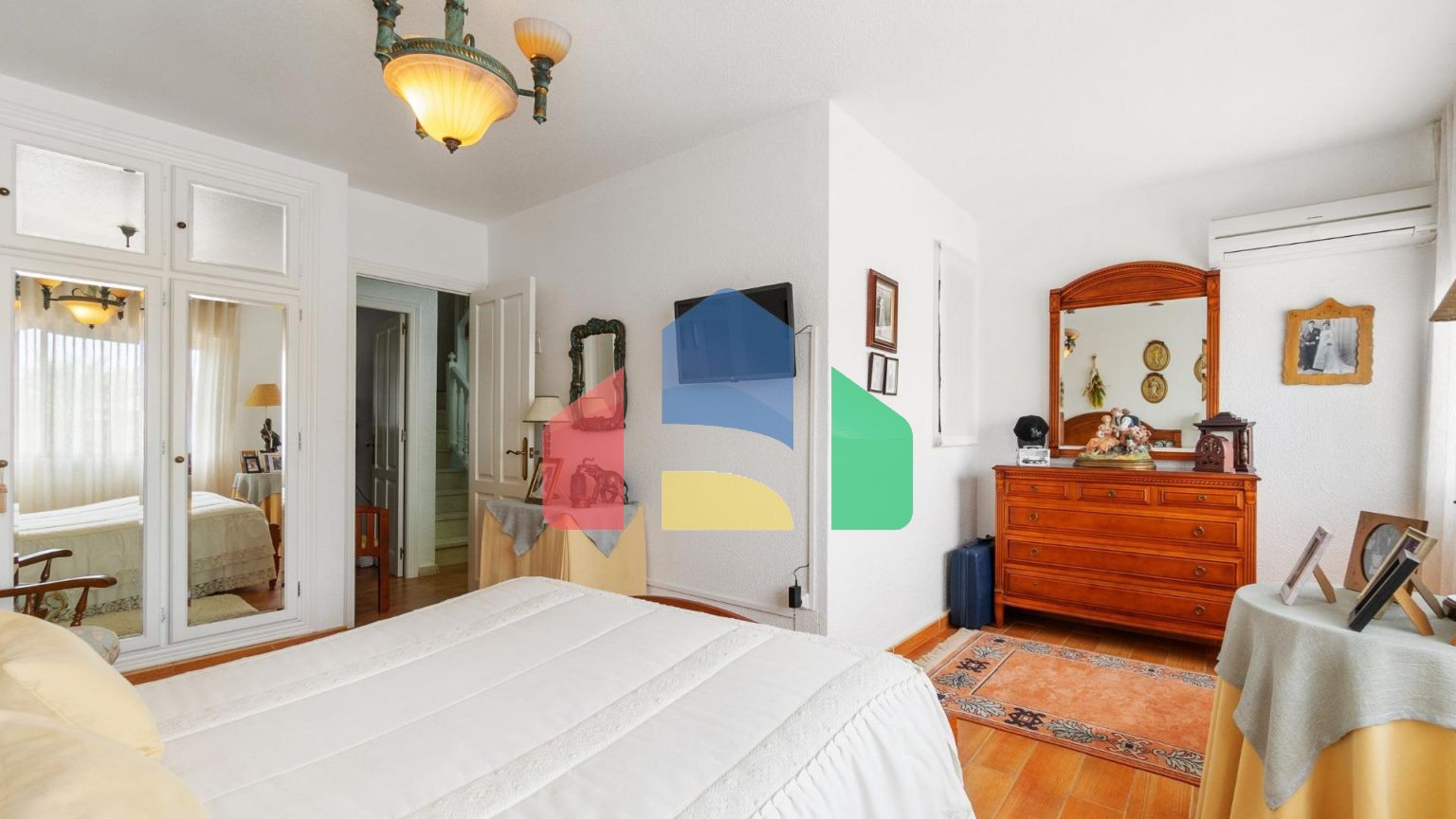 ТРЕХЭТАЖНЫЙ ДОМ В ГУАРДАМАР. 4 СПАЛЬНИ. 3 ВАННЫЕ КОМНАТЫ. ЦОКОЛЬНЫЙ ЭТАЖ. БАССЕЙН. ПЛЯЖ В 250 МЕТРАХ