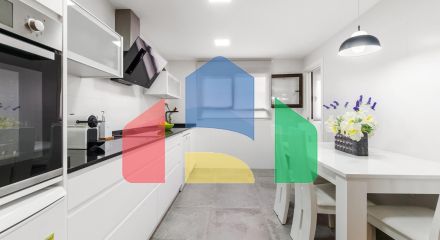 ТРЕХЭТАЖНЫЙ ДОМ В ГУАРДАМАР. 4 СПАЛЬНИ. 3 ВАННЫЕ КОМНАТЫ. ЦОКОЛЬНЫЙ ЭТАЖ. БАССЕЙН. ПЛЯЖ В 250 МЕТРАХ