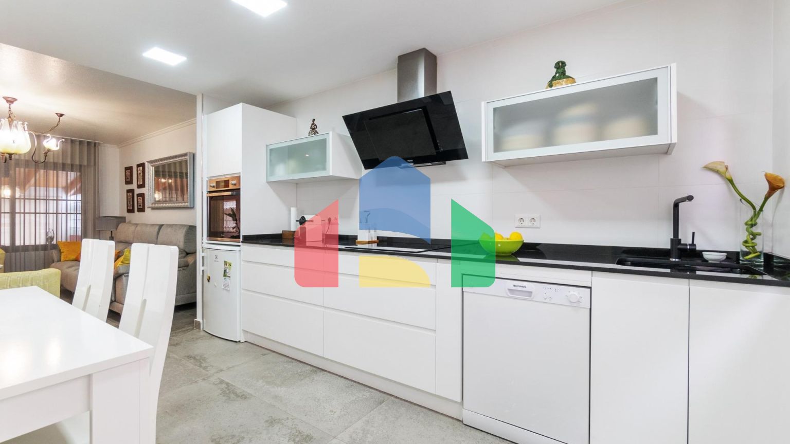 ТРЕХЭТАЖНЫЙ ДОМ В ГУАРДАМАР. 4 СПАЛЬНИ. 3 ВАННЫЕ КОМНАТЫ. ЦОКОЛЬНЫЙ ЭТАЖ. БАССЕЙН. ПЛЯЖ В 250 МЕТРАХ