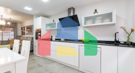 ТРЕХЭТАЖНЫЙ ДОМ В ГУАРДАМАР. 4 СПАЛЬНИ. 3 ВАННЫЕ КОМНАТЫ. ЦОКОЛЬНЫЙ ЭТАЖ. БАССЕЙН. ПЛЯЖ В 250 МЕТРАХ