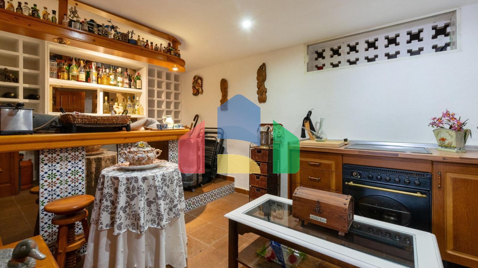 ТРЕХЭТАЖНЫЙ ДОМ В ГУАРДАМАР. 4 СПАЛЬНИ. 3 ВАННЫЕ КОМНАТЫ. ЦОКОЛЬНЫЙ ЭТАЖ. БАССЕЙН. ПЛЯЖ В 250 МЕТРАХ