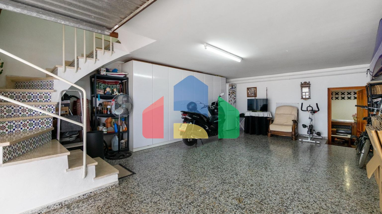 ТРЕХЭТАЖНЫЙ ДОМ В ГУАРДАМАР. 4 СПАЛЬНИ. 3 ВАННЫЕ КОМНАТЫ. ЦОКОЛЬНЫЙ ЭТАЖ. БАССЕЙН. ПЛЯЖ В 250 МЕТРАХ