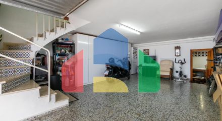 ТРЕХЭТАЖНЫЙ ДОМ В ГУАРДАМАР. 4 СПАЛЬНИ. 3 ВАННЫЕ КОМНАТЫ. ЦОКОЛЬНЫЙ ЭТАЖ. БАССЕЙН. ПЛЯЖ В 250 МЕТРАХ