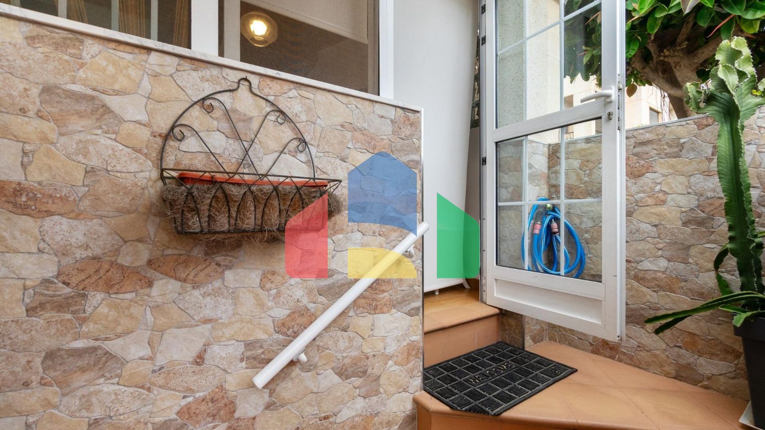 ТРЕХЭТАЖНЫЙ ДОМ В ГУАРДАМАР. 4 СПАЛЬНИ. 3 ВАННЫЕ КОМНАТЫ. ЦОКОЛЬНЫЙ ЭТАЖ. БАССЕЙН. ПЛЯЖ В 250 МЕТРАХ