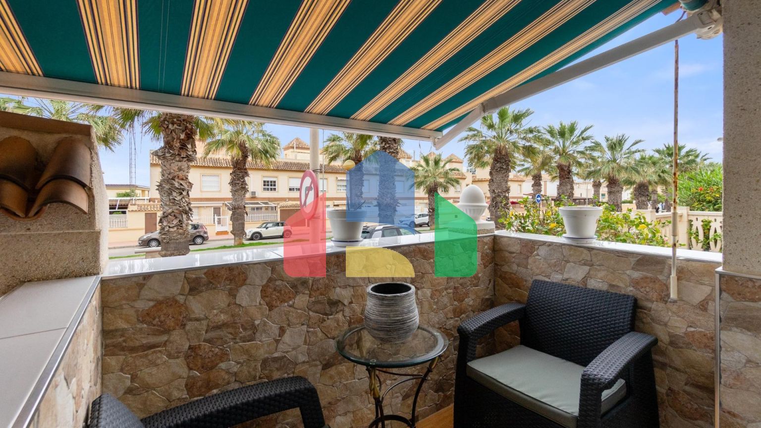 ТРЕХЭТАЖНЫЙ ДОМ В ГУАРДАМАР. 4 СПАЛЬНИ. 3 ВАННЫЕ КОМНАТЫ. ЦОКОЛЬНЫЙ ЭТАЖ. БАССЕЙН. ПЛЯЖ В 250 МЕТРАХ