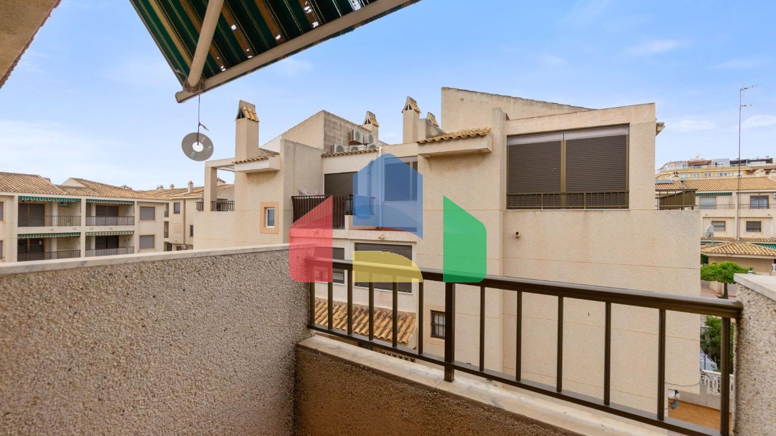 ТРЕХЭТАЖНЫЙ ДОМ В ГУАРДАМАР. 4 СПАЛЬНИ. 3 ВАННЫЕ КОМНАТЫ. ЦОКОЛЬНЫЙ ЭТАЖ. БАССЕЙН. ПЛЯЖ В 250 МЕТРАХ