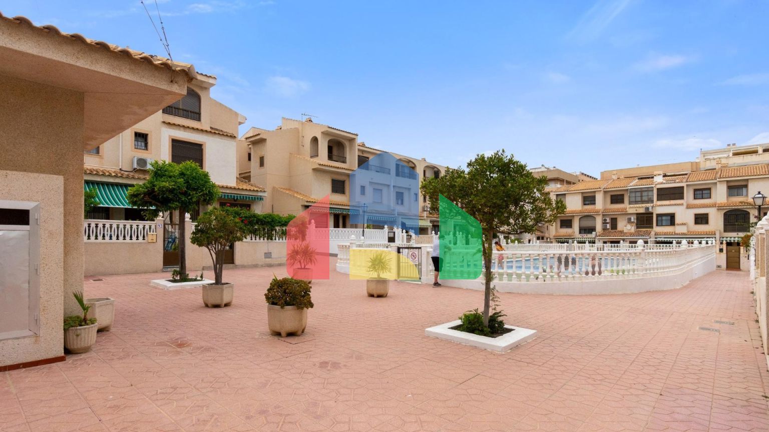 ТРЕХЭТАЖНЫЙ ДОМ В ГУАРДАМАР. 4 СПАЛЬНИ. 3 ВАННЫЕ КОМНАТЫ. ЦОКОЛЬНЫЙ ЭТАЖ. БАССЕЙН. ПЛЯЖ В 250 МЕТРАХ