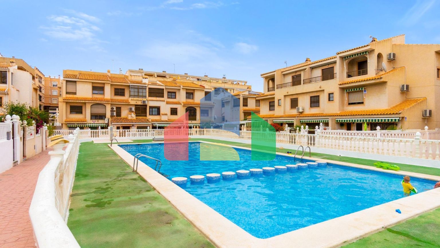 ТРЕХЭТАЖНЫЙ ДОМ В ГУАРДАМАР. 4 СПАЛЬНИ. 3 ВАННЫЕ КОМНАТЫ. ЦОКОЛЬНЫЙ ЭТАЖ. БАССЕЙН. ПЛЯЖ В 250 МЕТРАХ