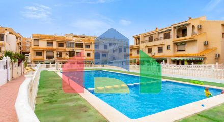 ТРЕХЭТАЖНЫЙ ДОМ В ГУАРДАМАР. 4 СПАЛЬНИ. 3 ВАННЫЕ КОМНАТЫ. ЦОКОЛЬНЫЙ ЭТАЖ. БАССЕЙН. ПЛЯЖ В 250 МЕТРАХ