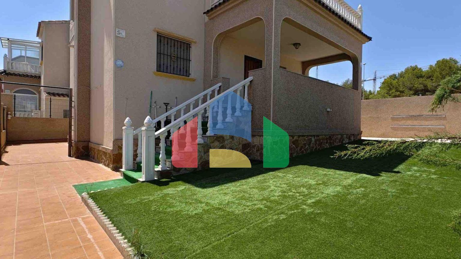 ВИЛЛА С БАССЕЙНОМ ЩБЩЕГО ПОЛЬЗОВАНИЯ. 4 СПАЛЬНИ. 2 ВАННЫЕ КОМНАТЫ. УЧАСТОК 165 М2. ПЛОЩАДЬ 207 М2.