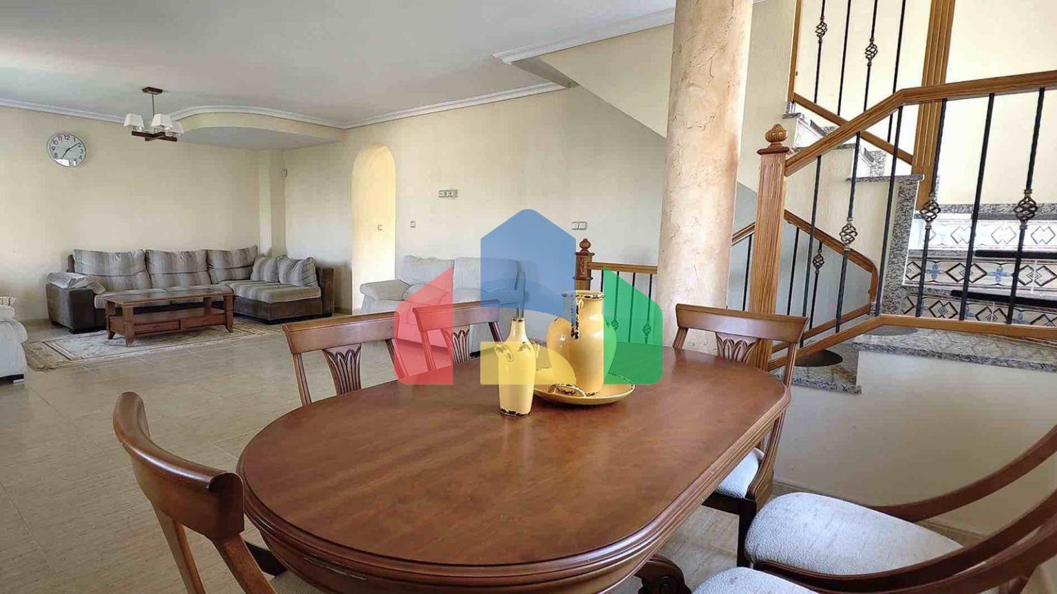 ВИЛЛА С БАССЕЙНОМ ЩБЩЕГО ПОЛЬЗОВАНИЯ. 4 СПАЛЬНИ. 2 ВАННЫЕ КОМНАТЫ. УЧАСТОК 165 М2. ПЛОЩАДЬ 207 М2.