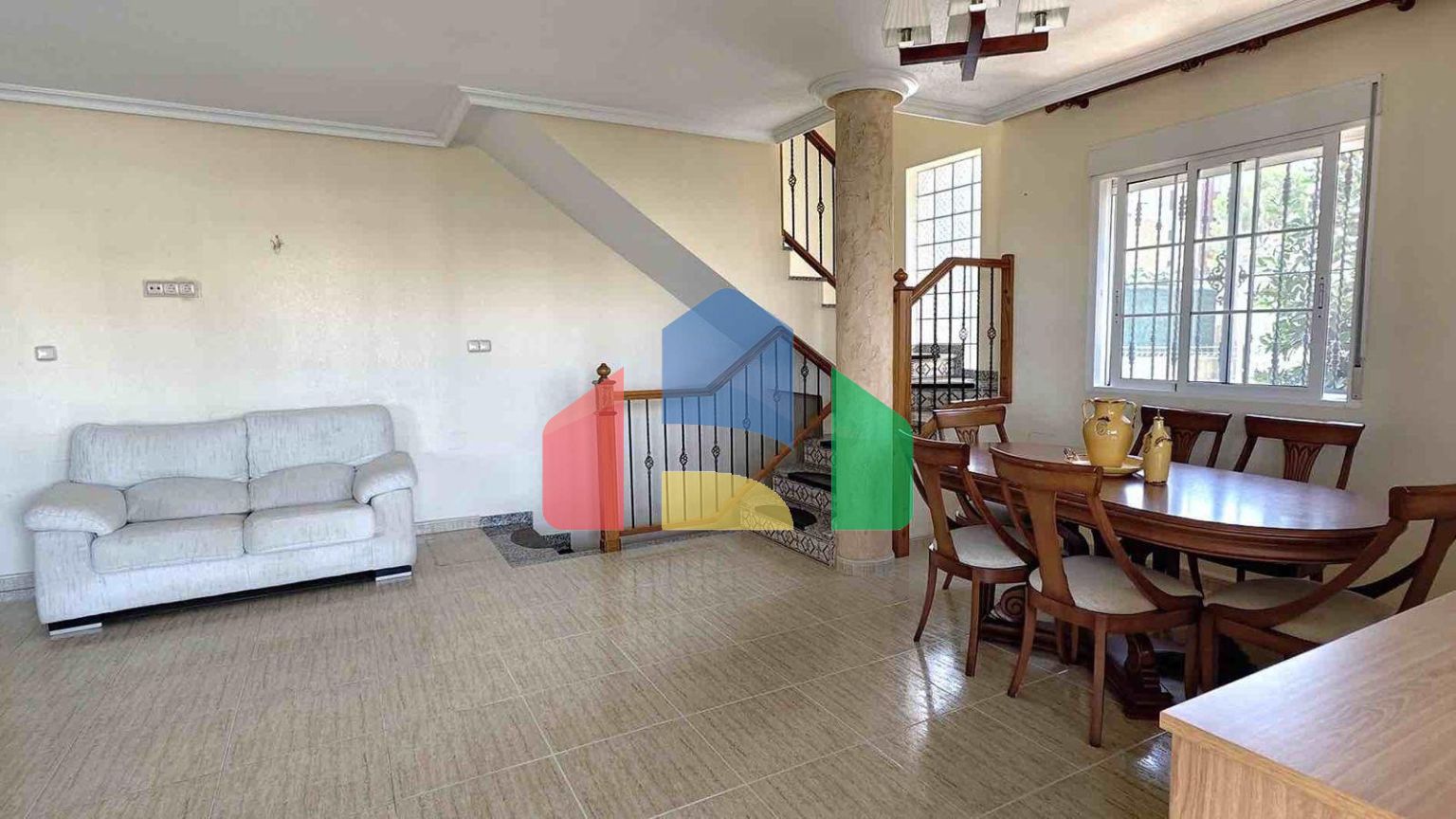 ВИЛЛА С БАССЕЙНОМ ЩБЩЕГО ПОЛЬЗОВАНИЯ. 4 СПАЛЬНИ. 2 ВАННЫЕ КОМНАТЫ. УЧАСТОК 165 М2. ПЛОЩАДЬ 207 М2.