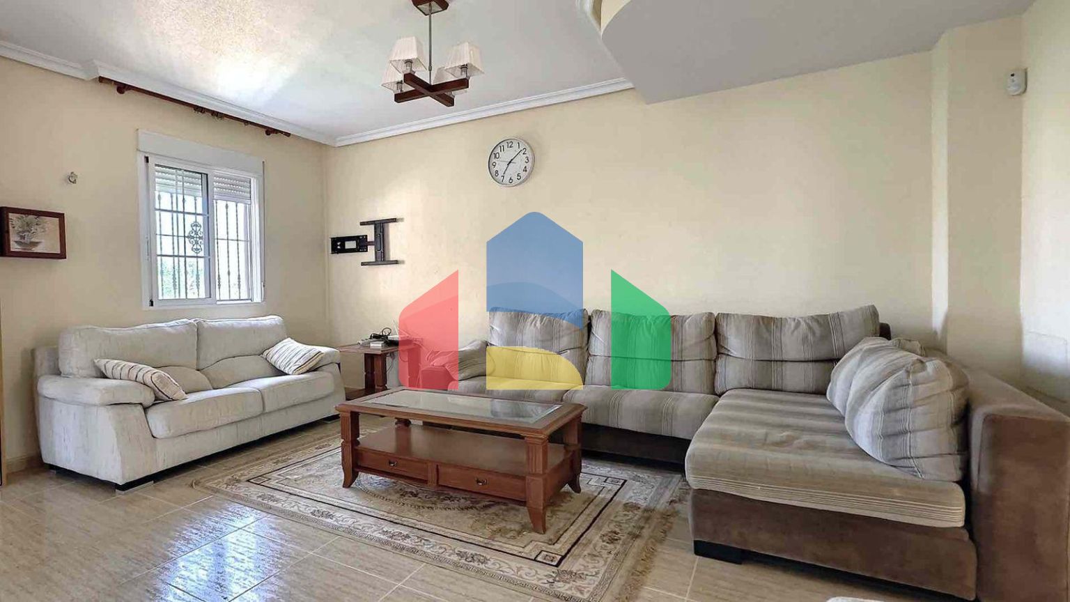 ВИЛЛА С БАССЕЙНОМ ЩБЩЕГО ПОЛЬЗОВАНИЯ. 4 СПАЛЬНИ. 2 ВАННЫЕ КОМНАТЫ. УЧАСТОК 165 М2. ПЛОЩАДЬ 207 М2.