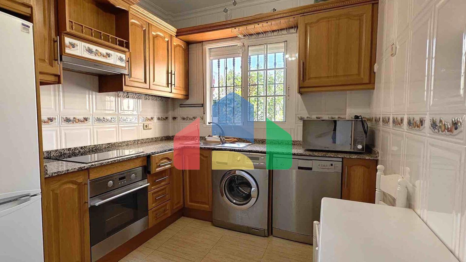 ВИЛЛА С БАССЕЙНОМ ЩБЩЕГО ПОЛЬЗОВАНИЯ. 4 СПАЛЬНИ. 2 ВАННЫЕ КОМНАТЫ. УЧАСТОК 165 М2. ПЛОЩАДЬ 207 М2.