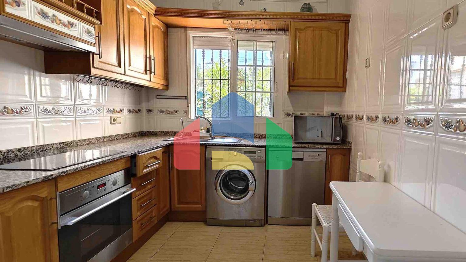 ВИЛЛА С БАССЕЙНОМ ЩБЩЕГО ПОЛЬЗОВАНИЯ. 4 СПАЛЬНИ. 2 ВАННЫЕ КОМНАТЫ. УЧАСТОК 165 М2. ПЛОЩАДЬ 207 М2.