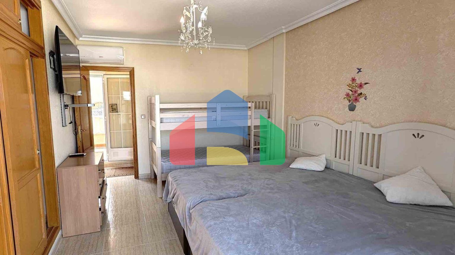 ВИЛЛА С БАССЕЙНОМ ЩБЩЕГО ПОЛЬЗОВАНИЯ. 4 СПАЛЬНИ. 2 ВАННЫЕ КОМНАТЫ. УЧАСТОК 165 М2. ПЛОЩАДЬ 207 М2.