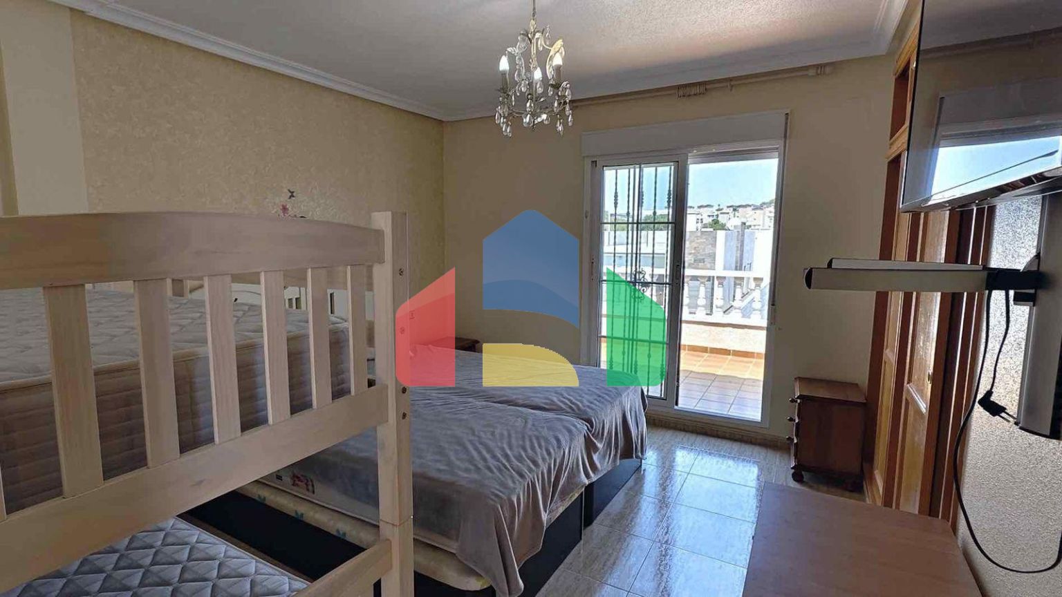 ВИЛЛА С БАССЕЙНОМ ЩБЩЕГО ПОЛЬЗОВАНИЯ. 4 СПАЛЬНИ. 2 ВАННЫЕ КОМНАТЫ. УЧАСТОК 165 М2. ПЛОЩАДЬ 207 М2.