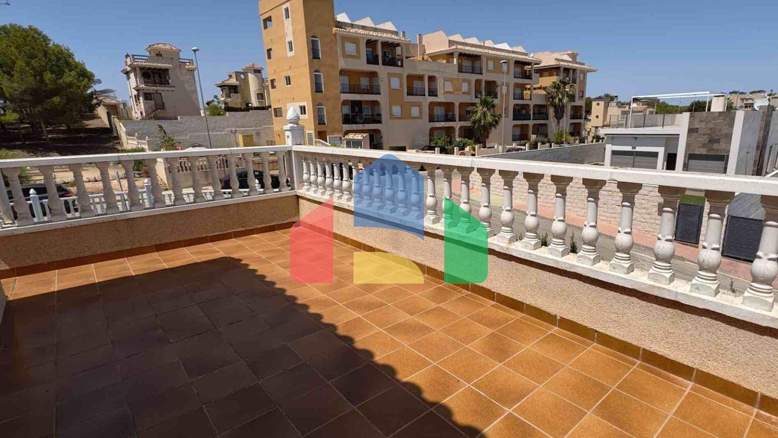 ВИЛЛА С БАССЕЙНОМ ЩБЩЕГО ПОЛЬЗОВАНИЯ. 4 СПАЛЬНИ. 2 ВАННЫЕ КОМНАТЫ. УЧАСТОК 165 М2. ПЛОЩАДЬ 207 М2.