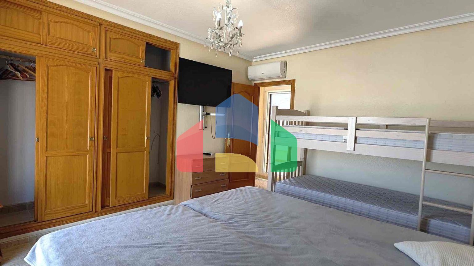 ВИЛЛА С БАССЕЙНОМ ЩБЩЕГО ПОЛЬЗОВАНИЯ. 4 СПАЛЬНИ. 2 ВАННЫЕ КОМНАТЫ. УЧАСТОК 165 М2. ПЛОЩАДЬ 207 М2.