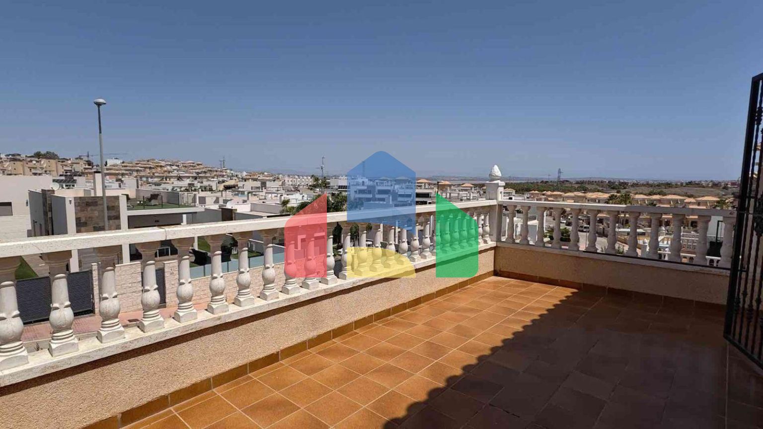 ВИЛЛА С БАССЕЙНОМ ЩБЩЕГО ПОЛЬЗОВАНИЯ. 4 СПАЛЬНИ. 2 ВАННЫЕ КОМНАТЫ. УЧАСТОК 165 М2. ПЛОЩАДЬ 207 М2.