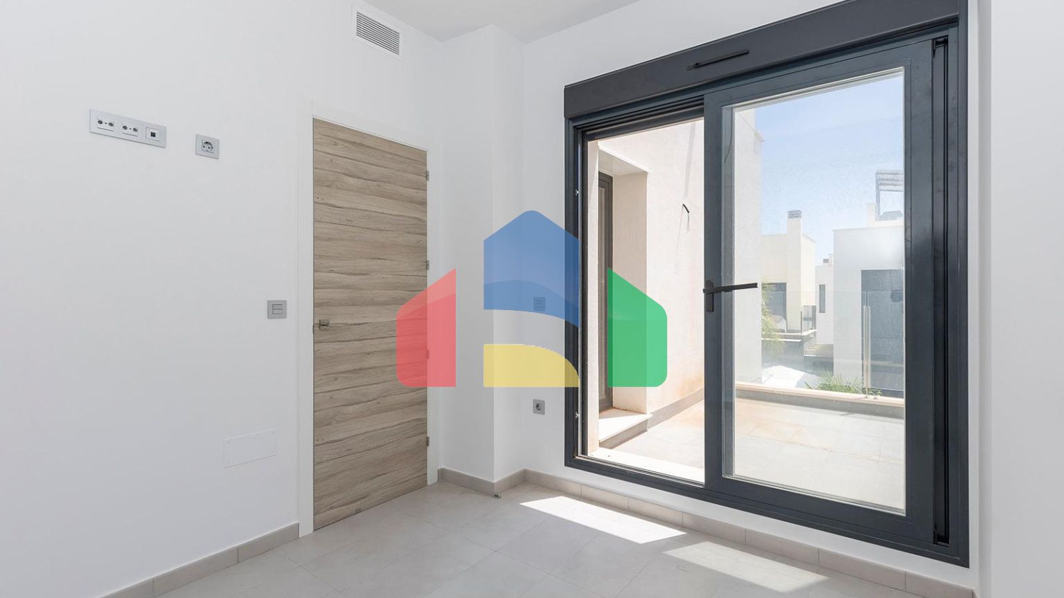 ВИЛЛА НОВОСТРОЙ. 3 СПАЛЬНИ. 2 ВАННЫЕ КОМНАТЫ. 140М2 УЧАСТОК. ГАРАЖ+БАССЕЙН.